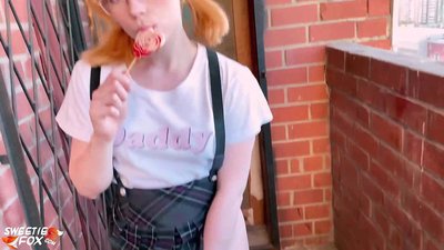 Schoolgirl nyedot kontol nya deeply jeung fucks tinimbang kelas.