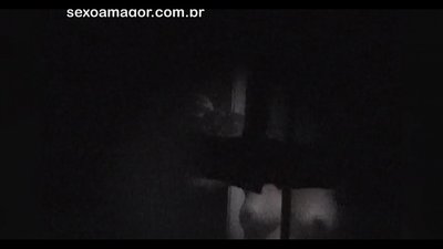 Blondie cicingeun dirékam pidéo ku voyeur lingkungan disumputkeun tukangeun bata kerung
