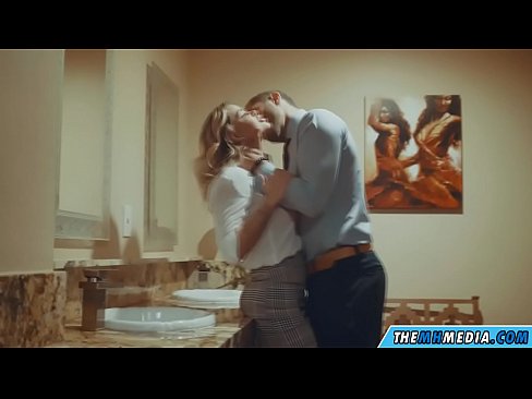 ❤️ Nalika pirang busty seduces anjeun dina restroom umum ❤️ porno homemade di urang ❌️❤
